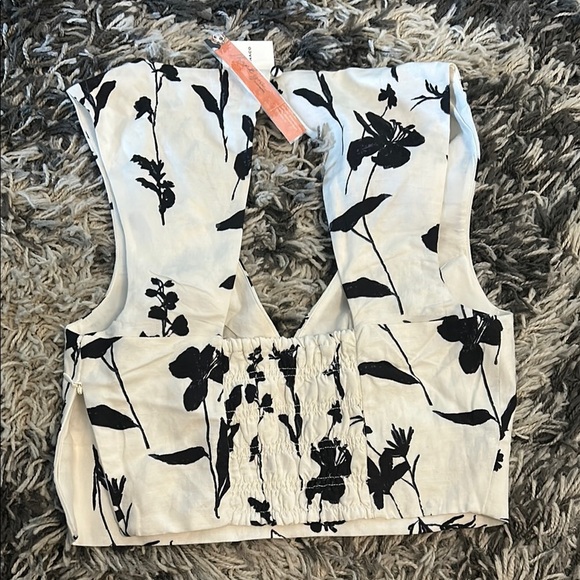 Cinq a Sept Black and White Sleeveless Crop Top with Cut-Out Design - Picture 3 of 5